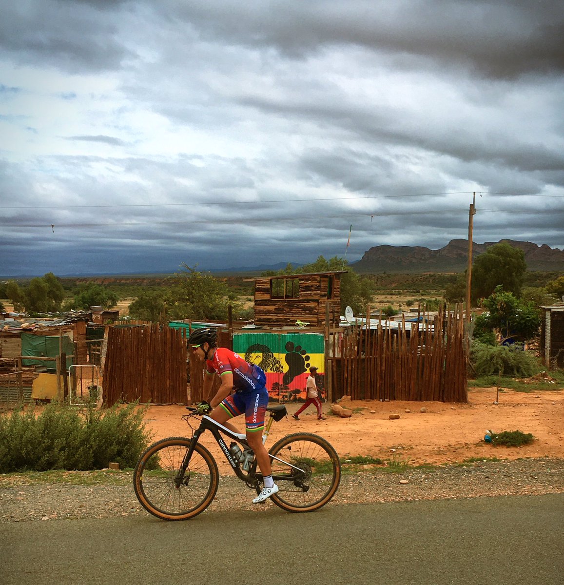 sabinespitz's tweet photo. 🌍 🦁 👣
When it rains in George head over the ⛰’s to the Karoo 😉
Enjoying bike rides in 🇿🇦
#newbikeday Thanks @Omnico_SA @CannondaleZA
#ridecannondale #rideocho
#schwalbe #trickstuff https://t.co/cmP1AwwEIt