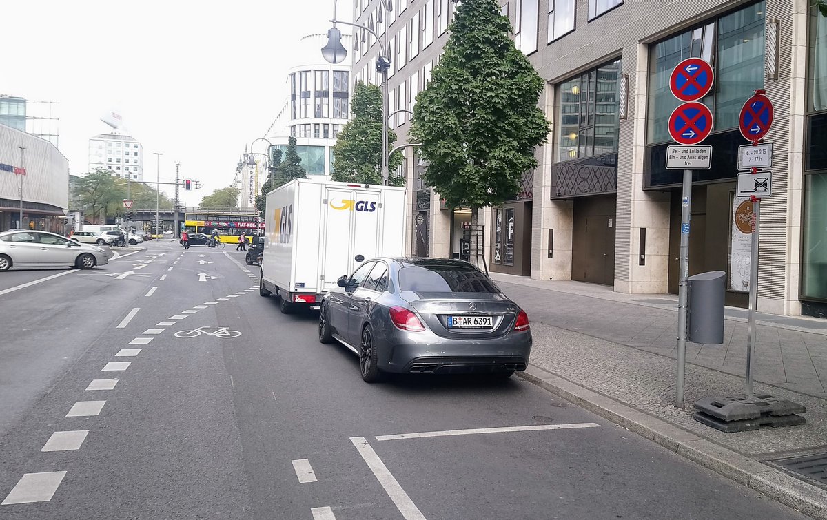 BikingBerlin's tweet photo. the fuck? Der Parkplatz DIREKT DAHINTER ist doch frei, Alter. Der Lieferant ist hier täglich vorzufinden, der #radweg darf dran glauben. #fahrradalltag #runtervomradweg #falschparker https://t.co/GNLT6Airih