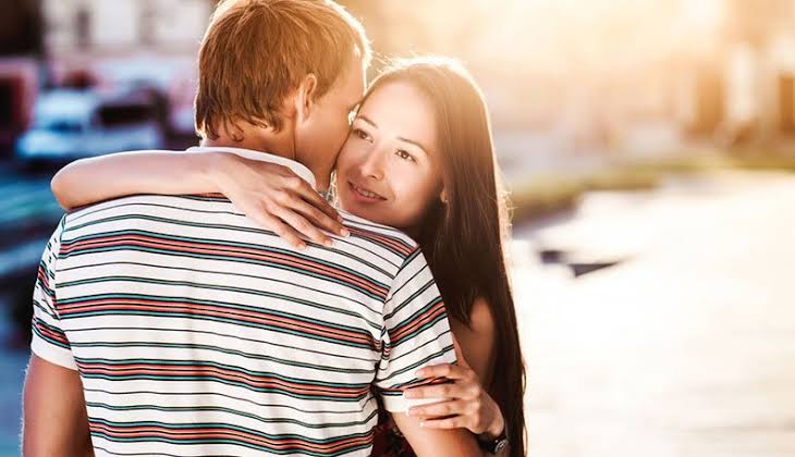 Хочу девушку брата читать. Хочу девушку брата читать. Обнимающиеся тайки. Несчастливые отношения. Девушка жалеет парня.