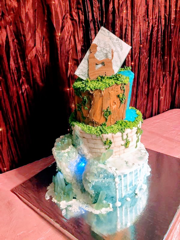 JJ_Sherwood's tweet photo. W.O.W. 🙀 This insanely gorgeous cake a #stepsofpower & master #cakeartist made for my 30th #birthday...! The creativity and execution are absolutely stunning! I had to fight back the tears 😽😻 https://t.co/6luoNkOlok