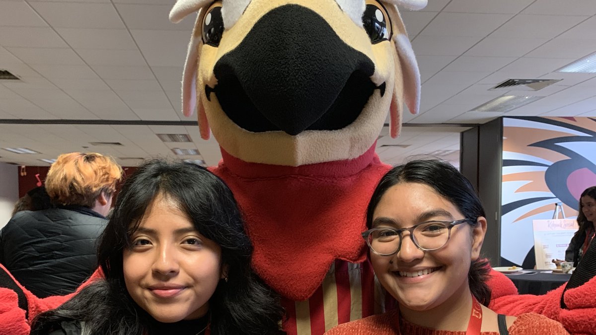 CoeCollege's tweet photo. The best way to learn about Coe is to #LiveLikeAKohawk! There are a few spots left at this weekend's Admitted Student Weekend & Crimson & Gold Visit Day events. Register now at https://t.co/DVQn6JpSYy. https://t.co/ghuTCYSb8w