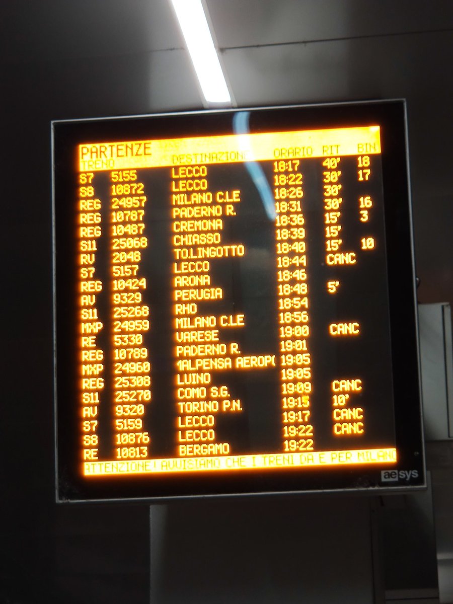 _topwolf_'s tweet photo. #Trenord. @cmterzi. Anche oggi stazione di #Milanoportagaribaldi completamente bloccata. E vogliamo continuare con #trenord? Quando ci restituite i soldi per gli abbonamenti che paghiamo inutilmente. Vergogna. @webecodibergamo @ValeCPBg @MediasetTgcom24 @SkyTG24 https://t.co/TOSVwBFgR2