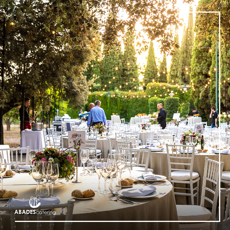 En Abades Catering sentimos pasión por crear montajes con rincones acogedores para nuestros eventos, en los que la naturaleza, la iluminación y la gastronomía sean parte de tu historia.