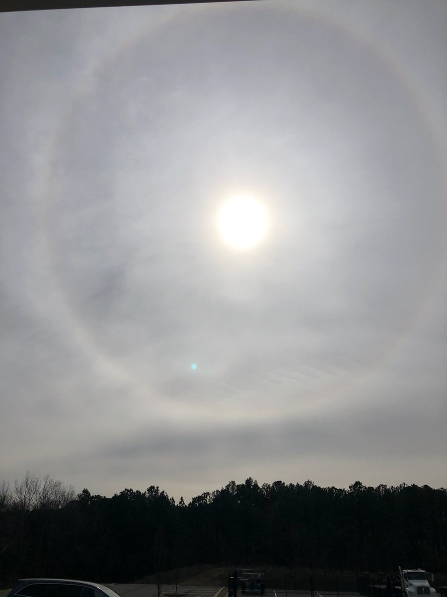 CountryCrock01's tweet photo. First time I've seen a circle around the sun quiet cool . https://t.co/Kahc8wH9oz