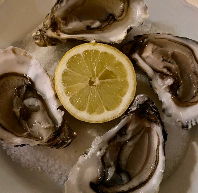 SeahorseDevon's tweet photo. Our #PortlandPearl #Oysters, served natural from #ChesilBeach. #theseahorse #seahorsedartmouth #theseahorserestaurant #dartmouth #seafood #seafoodrestaurant #seafoodrestaurantsuk #eatdevon #devonrestaurant #joesbar #mitchtonks #englandsseafoodcoast
Photo credit @gregingh https://t.co/7lc06O3u1X