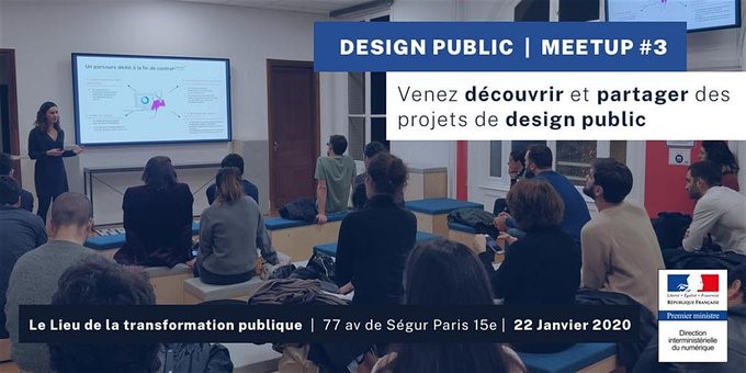 Un groupe de personnes assises, de dos, écoutent une femme qui fait une présentation face à eux. Dessus on lit : "design public, meetup 3, venez découvrir et partager des projets de design public".