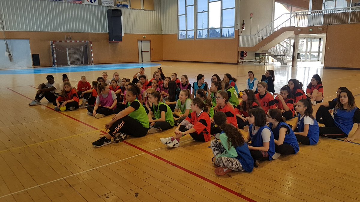 AScollgevillen1's tweet photo. Belle après-midi handball au gymnase de Puget-sur-Argens. Merci à Badis pour l'accueil. Vous étiez une 50aine de minimes filles et benjamines à vous affronter dans la bonne humeur et le fairplay bravo à toutes ! #unss, #hbva, https://t.co/2ZByHpnKss