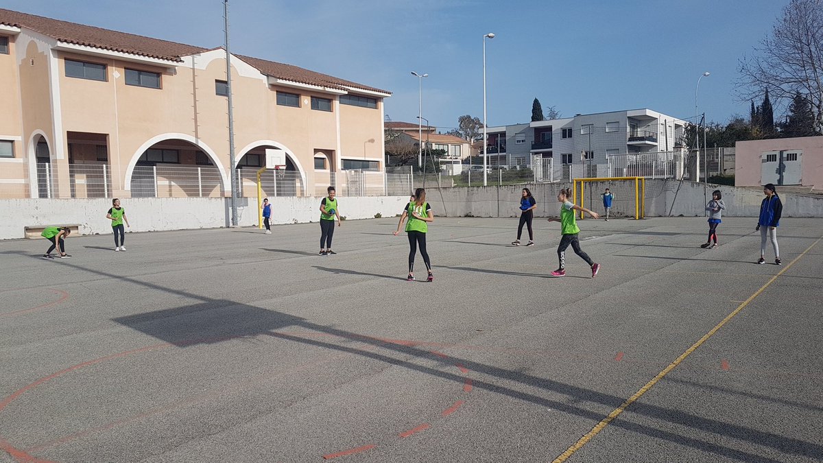 AScollgevillen1's tweet photo. Belle après-midi handball au gymnase de Puget-sur-Argens. Merci à Badis pour l'accueil. Vous étiez une 50aine de minimes filles et benjamines à vous affronter dans la bonne humeur et le fairplay bravo à toutes ! #unss, #hbva, https://t.co/2ZByHpnKss
