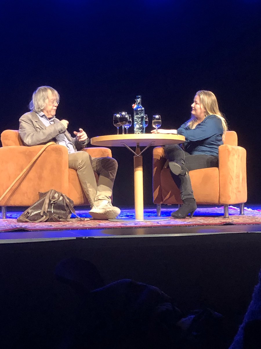 helledussen's tweet photo. Jo eldre jeg blir - jo mer enestående blir jeg - i og med at det blir stadig færre av oss, sier Dag Solstad på Litteraturhuset i Skien.
#dagsolstad  #levendelegende #lis https://t.co/1E2NP8B4Ng