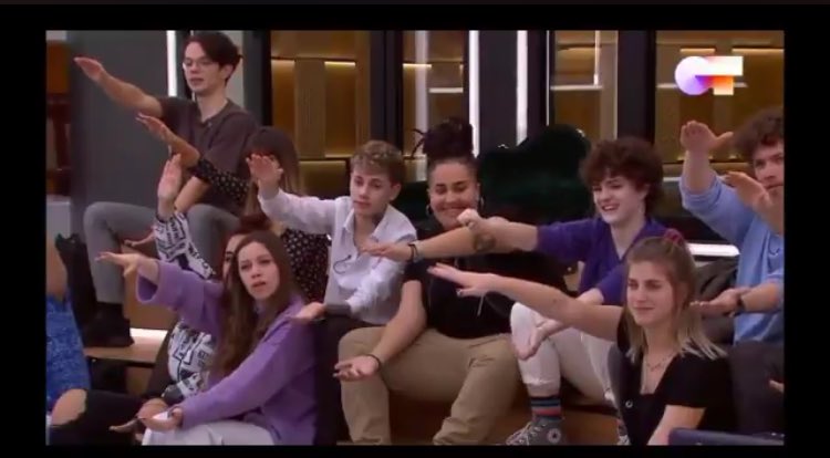 neodoro_'s tweet photo. lxs CHICXS de la ACADEMIA realizan el SALUDO NAZI | MEJORES MOMENTOS OT 2020 #OTDirecto22E https://t.co/UYBNINYfNg