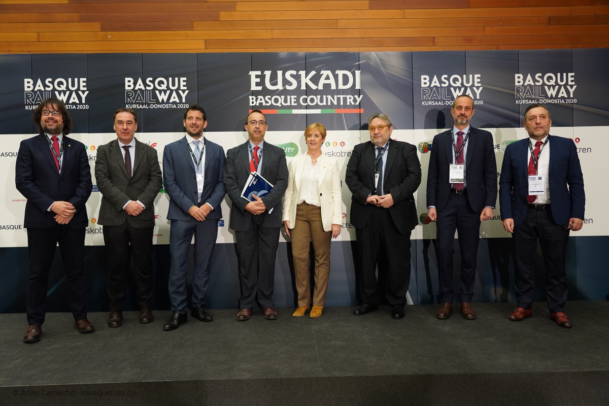 arantxa_tapia's tweet photo. @deiEJGV @ETS_RFV @euskotrenEJGV @Gob_eus @abalosmeco @EnekoGoia @KursaalDonostia @mitmagob 🚅 #BasqueRailway La jornada ha incluido 4 mesas sectoriales en las que representantes de empresas e instituciones del sector han departido sobre #innovación y #digitalización, #operadores ferroviarios, #fabricantes y experiencias #transfronterizas ➡️ https://t.co/us6h7NaeyQ https://t.co/6xA7Cvvsfi