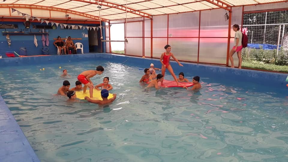 AcsarmientoB's tweet photo. Practicas acuáticas y deportivas en el Programa Escuelas Abiertas en Verano en Capitán Sarmiento: Equilibrio, destreza y trabajo en equipo @BAeducacion @BAregion12 @EduFisicaBA https://t.co/ul4eYlVHcl