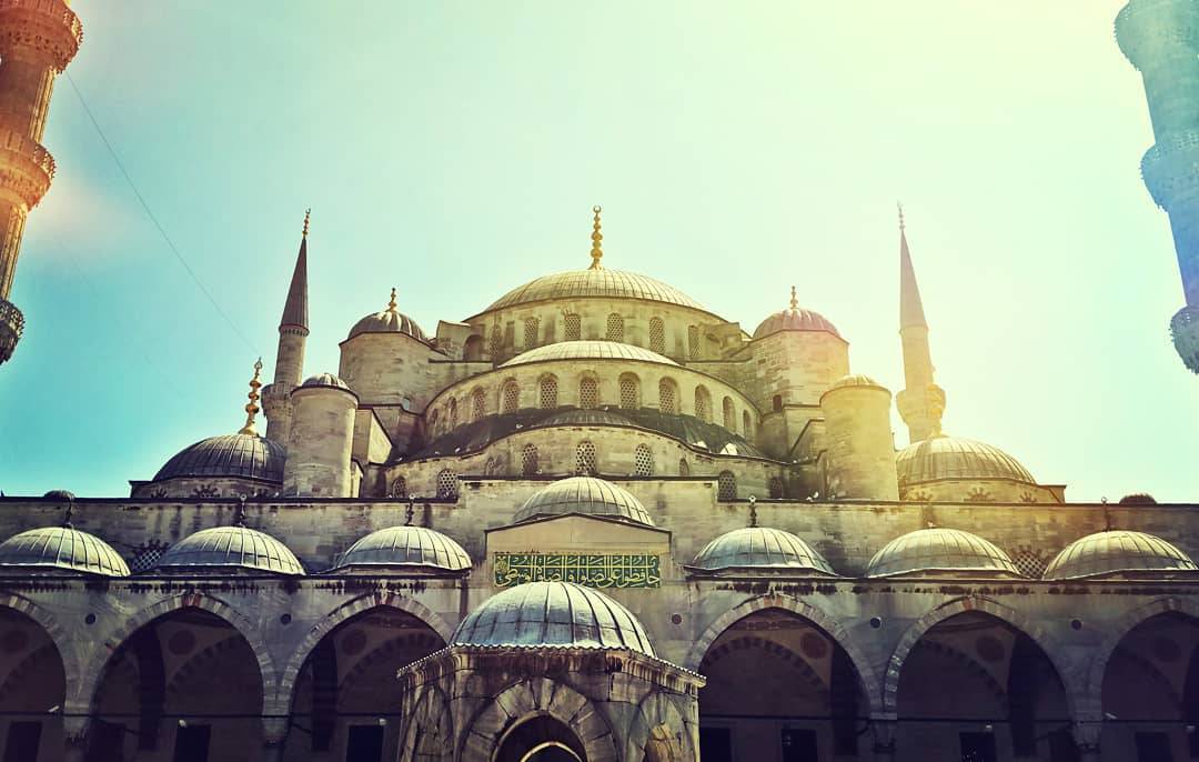 ExploreTactics's tweet image. 📌 Istanbul, Turkey 🇹🇷 The Blue Mosque remains a functioning mosque, while also attracting large numbers of tourist visitors. It was constructed between 1609 and 1616.