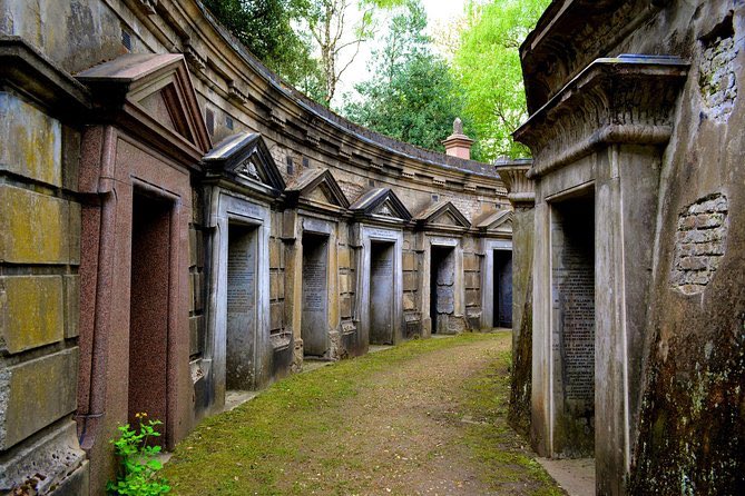 “A secret garden- but for DEATH.” Take a look at these incredible photos from the Highgate Cemetery from episode 11. Would you take a stroll though this iconic resting place? We would! Sans.... vampire... except for maybe Bri- she loves Vampires 💕#vampires #podcast #paranormal