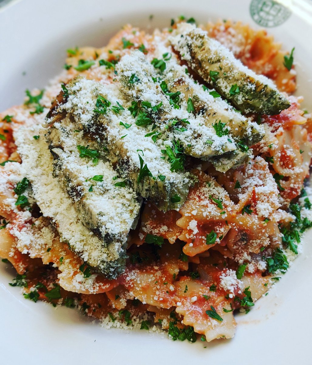 Eddie_Mundy's tweet photo. Farfalle w/ Creamy Tomato Basil Sauce & Pesto Grilled Chicken 🍝
.
@FlikISDining
.
#chefswhim #schoolunch #pasta #comfortfood #tomato #basil #cream #parmesan #parsley #grilledchicken #pesto #farfalle #cooklife #eatshareconnect #teampixel https://t.co/3kBEMA7fYI