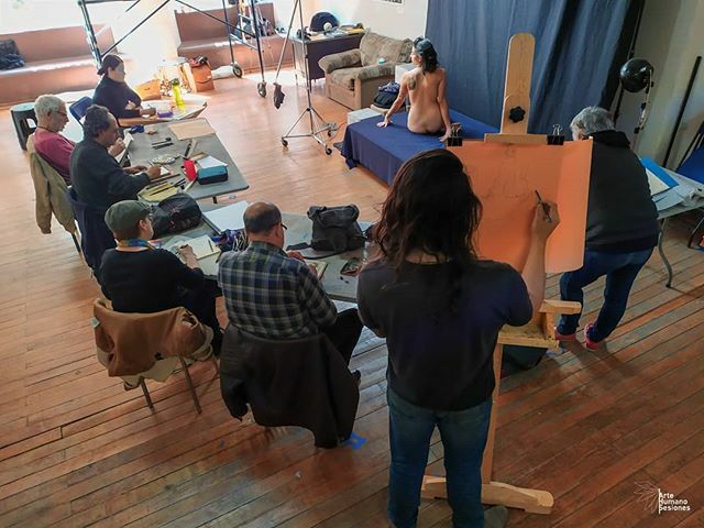 AHSesiones's tweet photo. ¡En sesión! :D
#miércolesdedibujo en #EspacioMonCa
Dibujamos a Diana esta ocasión
#buenostrazos #dibujandoando
#art #arte #dibujo #desnudo #illustration #drawing #draw #picture #artist #sketch #sketchbook #paper #figuredrawingMexico #figuredrawingCDMX… https://t.co/LdO9Pcs89a https://t.co/csNEPGzSpZ