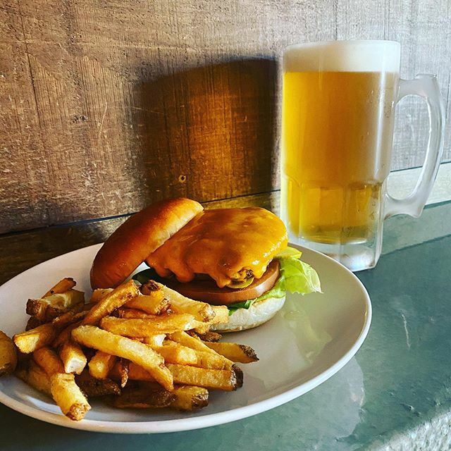 biteburgerhouse's tweet photo. Ohhhh yaaaa hump day!  kiss burger and 32oz kichesippi 1855 or Muskoka cream ale for only $20!  Did you know are burgers are 8oz with no filler?  Certified angus beef.? Gluten and dairy free? Come see us for dinner on Murray st or tenth line in orleans. … https://t.co/KgPQC415lt https://t.co/2bcsWckBMs