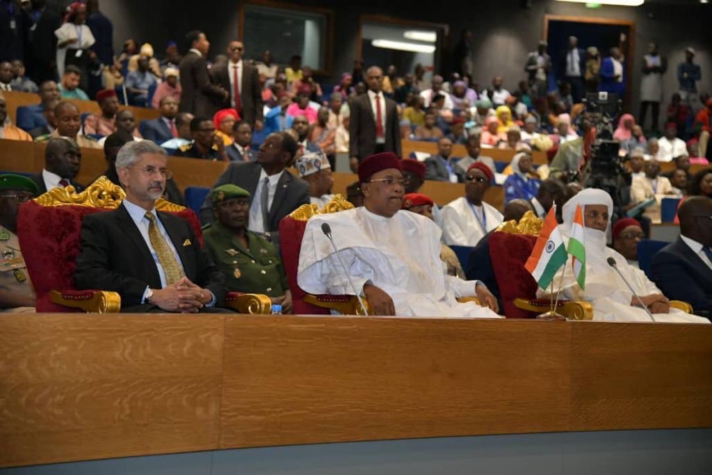airnewsalerts's tweet photo. EAM @DrSJaishankar and Nigerian President Mahamadou Issoufou jointly inaugurated #MahatmaGandhi International Convention Centre in Niger's capital Niamey.
#MGICC https://t.co/gMzm0Wqikw