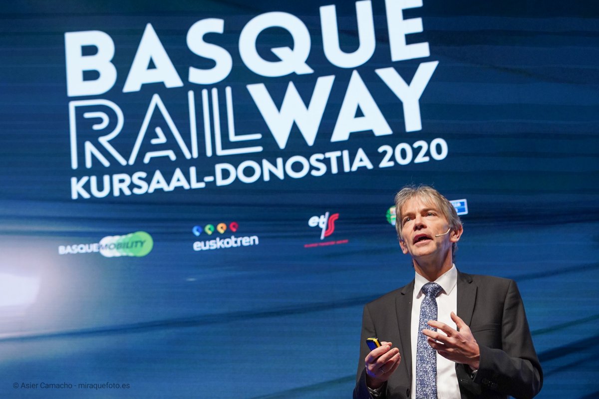 arantxa_tapia's tweet photo. @deiEJGV @ETS_RFV @euskotrenEJGV @Gob_eus @abalosmeco @EnekoGoia @KursaalDonostia @mitmagob 🚅 #BasqueRailway El DG de la @UIC François Davenne o el D.ejecutivo del @CER_railways Libor Lochman, referentes europeos en el sector ferroviario, han apostado por “la creación de un verdadero espacio europeo ferroviario integrado interoperable” que evite fronteras entre estados https://t.co/EqFVtbyOQt