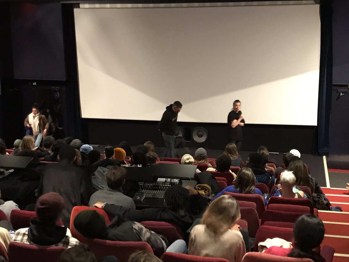 « Ce lieu, il est pour vous. Cette maison est aussi la vôtre ! »
<a href="/CarolineSAFIR/">Caroline SAFIR</a> présente <a href="/communeimage93/">Commune Image</a> aux élèves de l’école KOURTRAJMÉ, un collectif qui y était en résidence... il y a déjà 10 ans !
Et maintenant, place aux projections des œuvres issues de la première promo !