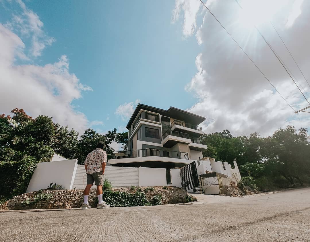 Ipinapakilala sa inyo, ang aking soon to be! 😅 Landscaping work to be done next. Electric fence and cctv nalang, pwede nang lumipat! Haha konting kayod pa para sa mga gamit sa loob. Let's go Rocco, claiming this year na makalipat na! 🙏 #Hataw