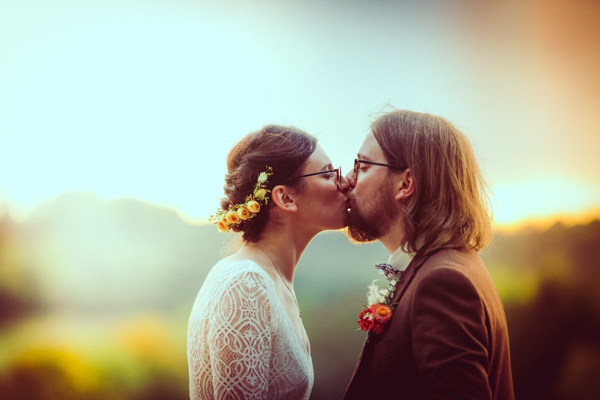 VelvetStorm_'s tweet photo. Cécile &amp; Justin • Colours of LOVE 

@Cissbury_ 

#marriedlife #brideandgroom #barnwedding #beautiful #couplegoals #happy #love #weddinginspiration #frenchconnection #marriedlife #autumnvibes #colourpop #weddingphotography #wedding #LoveStory 

@ToHaveToHireWed @Nells_Flowers https://t.co/liMUxfgMqj