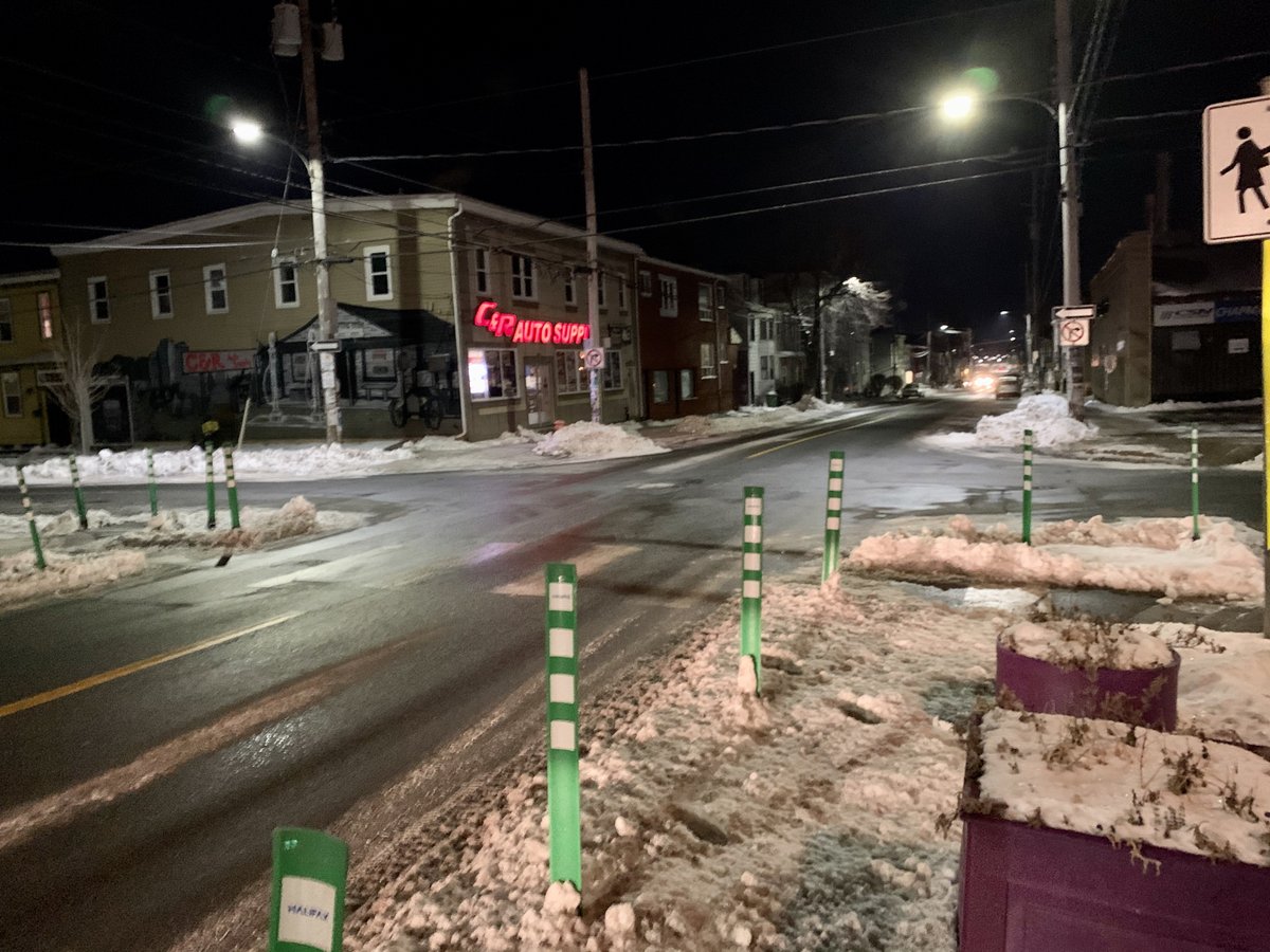 sneckdownhfx's tweet photo. Halifax installed these two bump-outs on Agricola as part of a pilot to “daylight” the intersection—preventing parked cars from blocking pedestrian sightlines.
Mother Nature just filled in the other two corners with sneckdowns for them. https://t.co/kDPWYGesGO