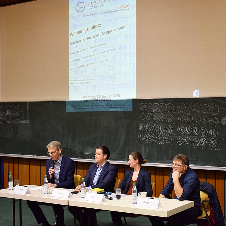 Vielen Dank für die anregende Diskussion an Dr. Pia Lange, Marcel Riethig und Prof. Dr. Kristof Dascher unter der Moderation von Prof. Dr. Udo Kreickemeier zum Thema "Wohnungspolitk: Zwischen Enteignung und Mietpreisbremse" <a href="/uniGoettingen/">Uni Göttingen</a>