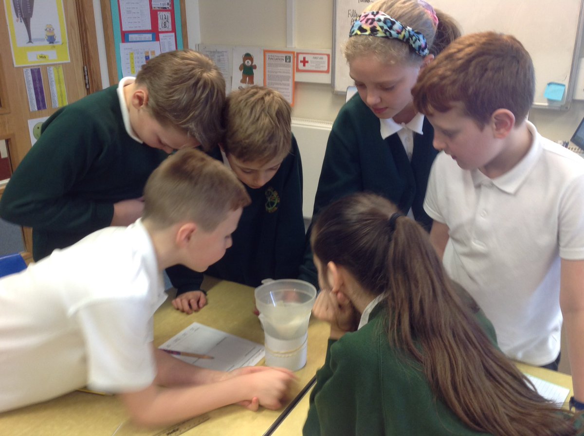 UptonClass's tweet photo. Upton are busy separating mixtures using funnels, sieves and filter paper. It's messing stuff! https://t.co/kAATliIsYg