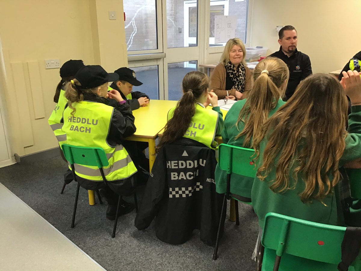 Greenmeadow8's tweet photo. A very productive @HeddluBach meeting today with CSO Read and Pete from @gpcwmbran planning our activities and community engagement for the year. #HeddluBach #Minipolice #CommunityEngagement @MinipoliceR https://t.co/6bdLf7asrV