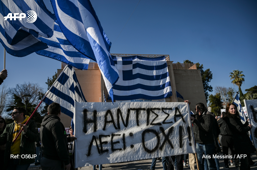 afpfr's tweet photo. Des milliers de Grecs ont protesté sur les îles égéennes qui accueillent les plus importants camps de migrants, réclamant le départ immédiat de milliers de demandeurs d'asile. Les îles de Lesbos, Samos et Chios observaient une grève générale de 24 heures #AFP https://t.co/4VHCeLFU91