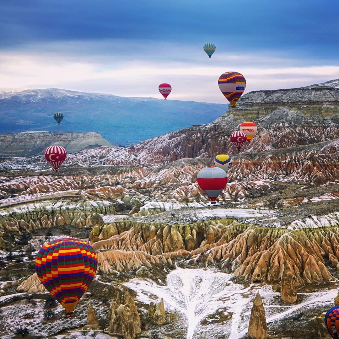 ⁣Do you have any plans for the weekend? Come join us for a magical hot air balloon ride over Cappadocia!⠀

📷 acargulcan / IG ⠀

#Cappadocia #TurkishWinter #GoTurkey⠀
