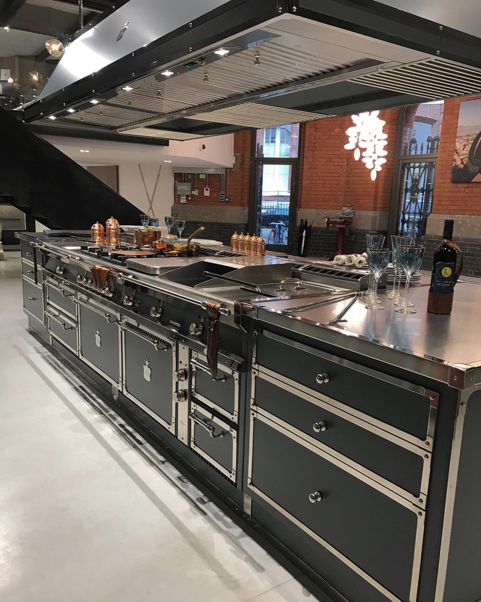 AbbiWestin's tweet photo. Just WOW! Stunning project by @OfficineGulloUK in London. How beautiful is this surround with our Bloque built in extractor. Goes perfectly with the Officine Gullo industrial look!
.
.
#interiors #bespokeextraction #industrialkitchen #luxurykitchen #kitchendesign https://t.co/WsZPefZVTb