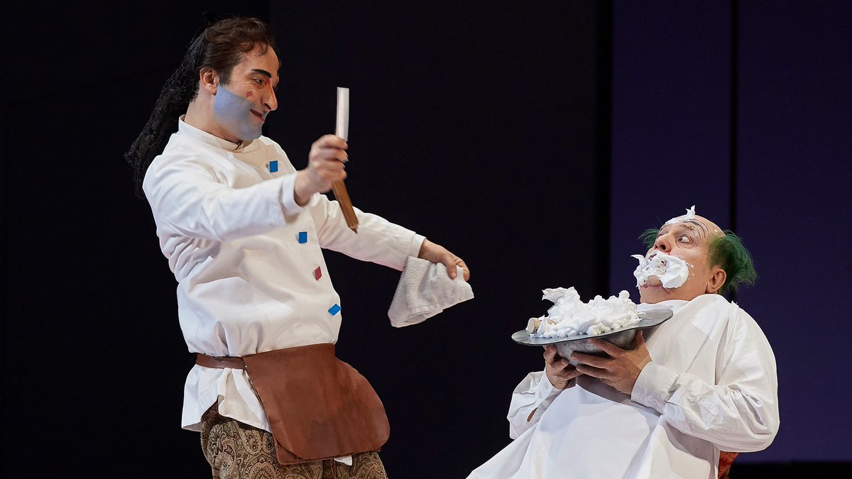 Under 30 tickets have opened up for tonight's performance of #COCBarber! Head over to coc.ca/operaunder30 to get your $22 tickets before they're gone.

📷: Michael Cooper