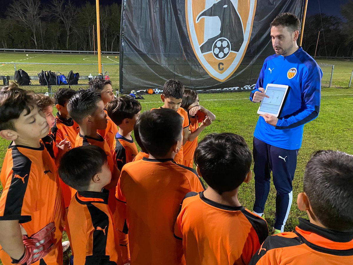valenciacf_en's tweet photo. 🌎 In Texas this week with Cuervos Soccer Club hosting one of our international football camps ⚽️🦇🌎
#VCFAcademy ⚽️ #VCFKids https://t.co/omLvnhuFfz
