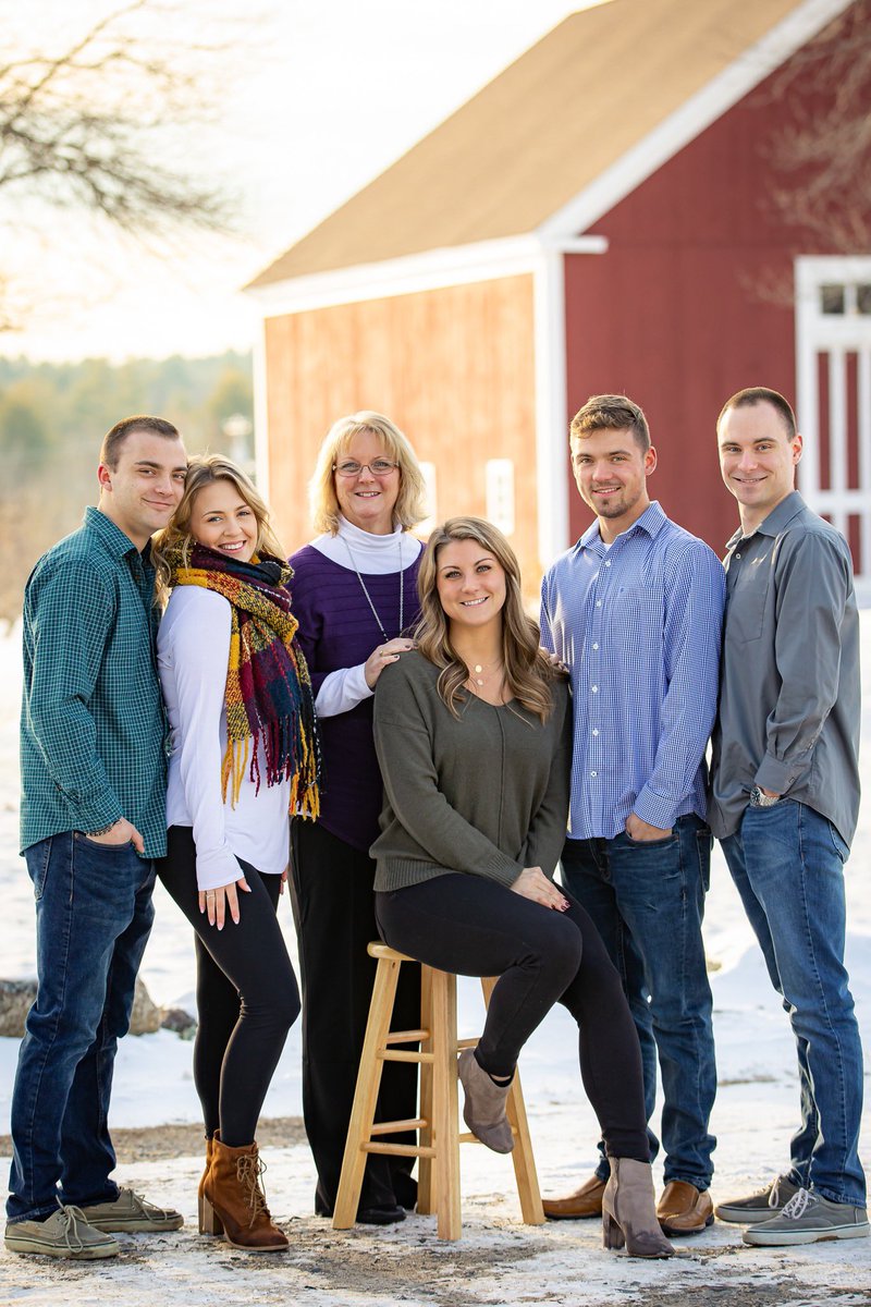 hellogreenfern's tweet image. Winter sessions with my favorite family! ❄️💙