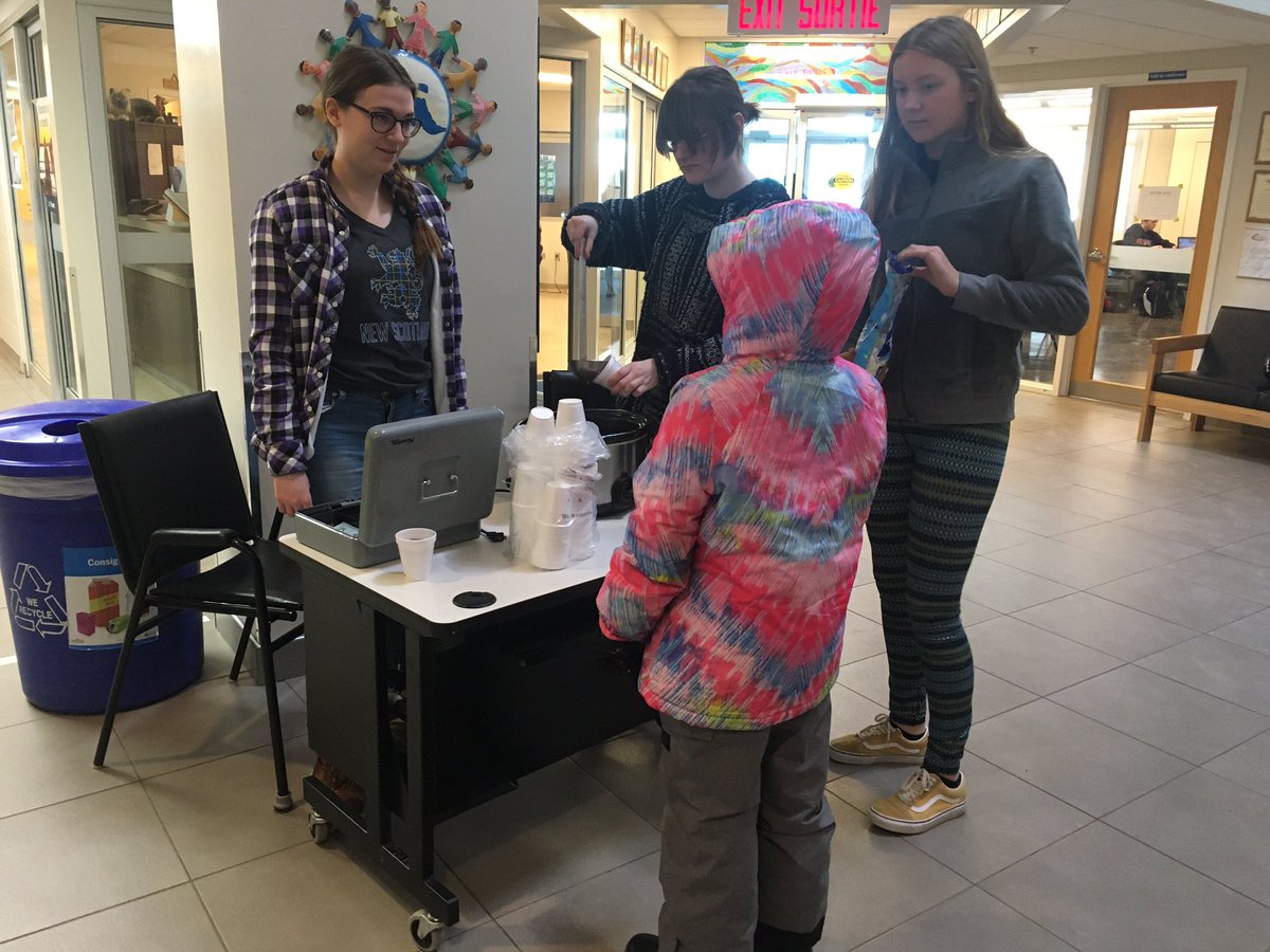 Vente de chocolat chaud ☕️ par le comité OUI pour une récolte de fonds pour l’eau en Tanzanie! Merci au comité pour votre motivation 👍 #CSAP