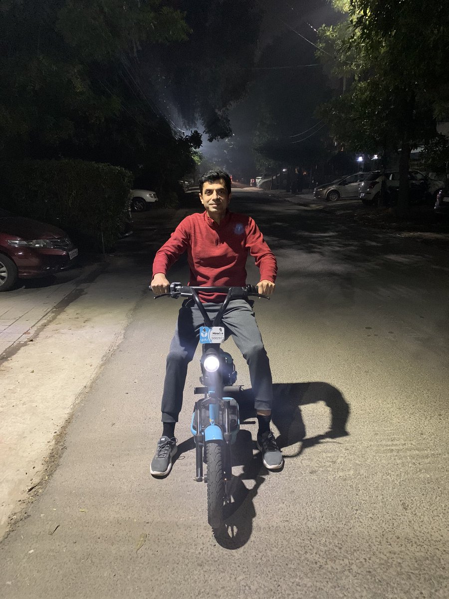 iamrakeshbansal's tweet photo. An Evening on #ElectricCycle
Had fun
Rent ₹90 for 3 hours
वज़न तो सिर्फ हमारी इच्छाओं का है,
बाकी ज़िन्दगी बिलकुल हलकी फुलकी है.... https://t.co/cRdPXxKtJ1