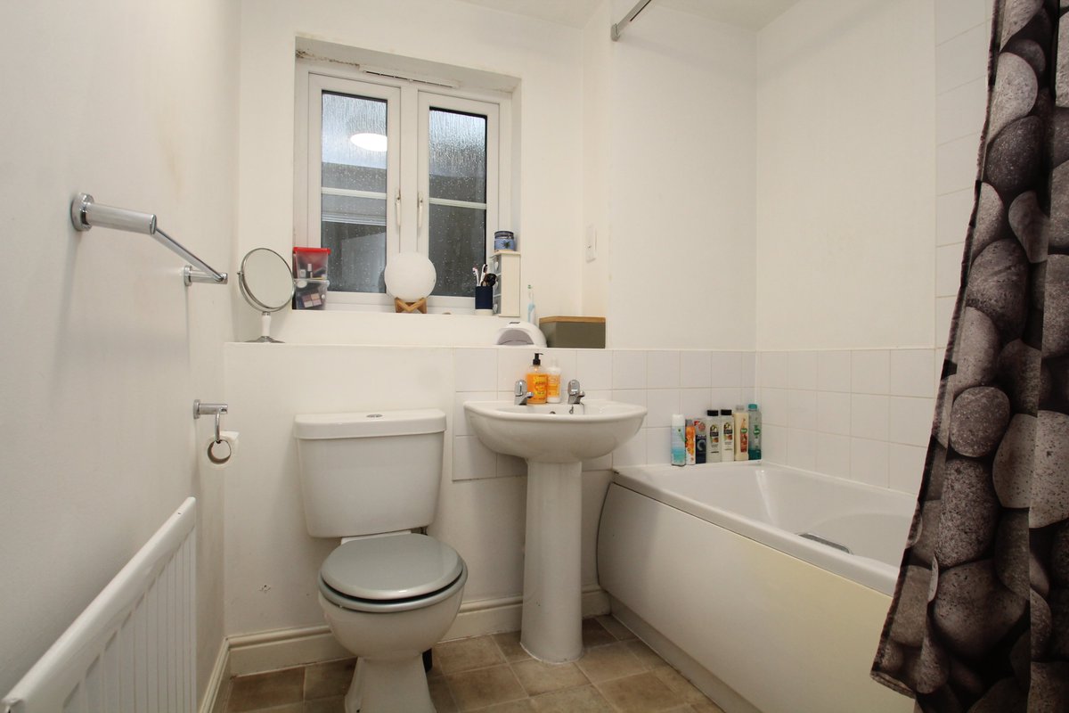 A ground floor one bedroom #maisonette in #Whitchurch, #Tavistock - £520 PCM

The #property benefits from gas central heating, parking and a communal garden area

For more information, please visit our website mblettings.com or call our office on 01752 759905

#lettings