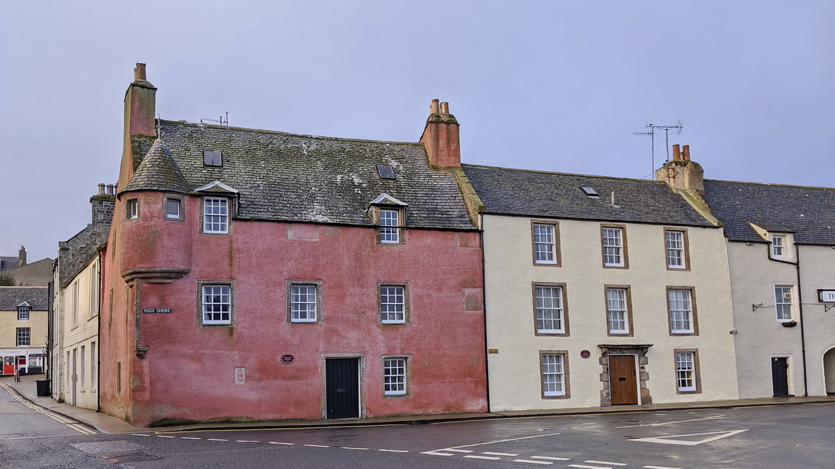 High Shore in Banff is home to the Merchant's House, seen here with the pink harling. To the right and off-screen is St Mary's Auld Kirkyard, which was the subject of a photo we shared yesterday.