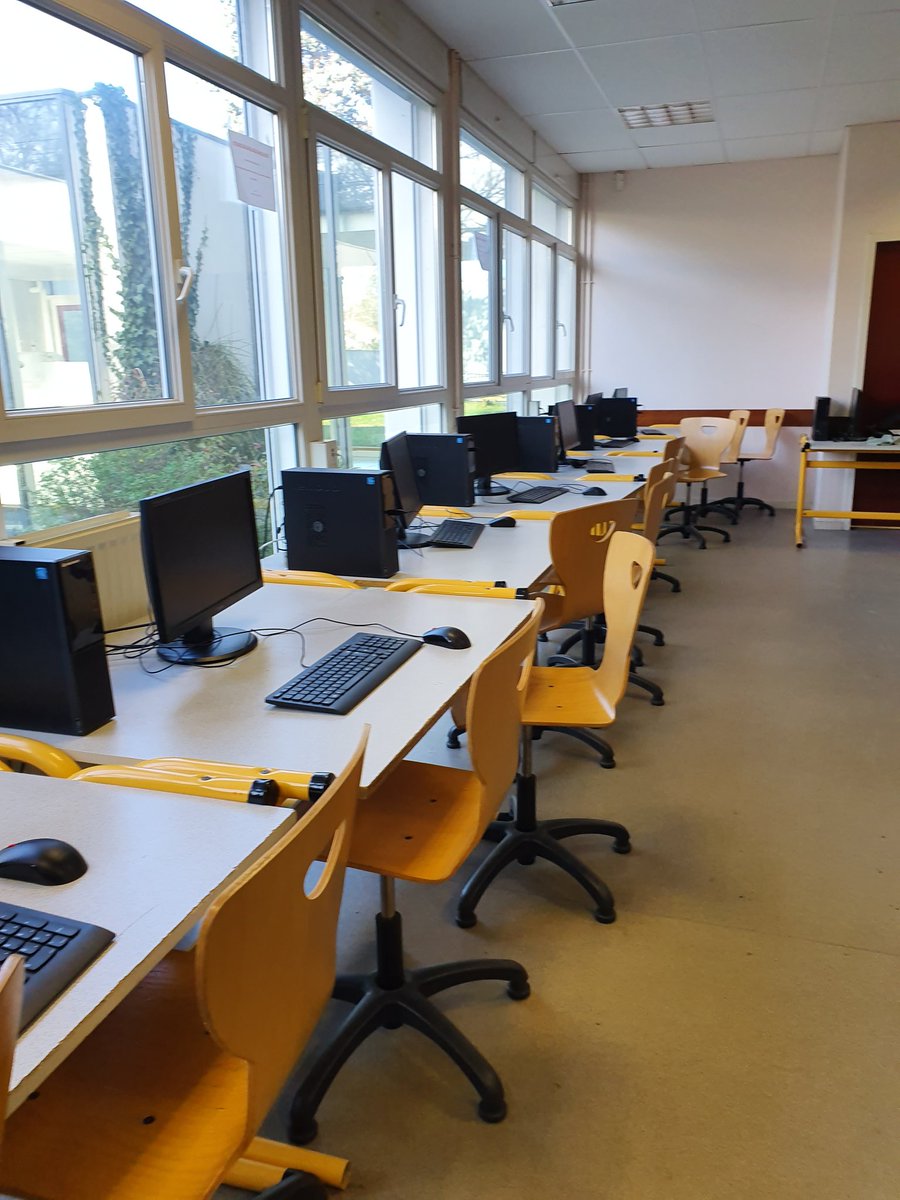 cbpbaste's tweet photo. Lancement #AteliersNumeriques dans 5 #Collèges @departement17
1ère bénéficiaire avec Camille Club Informatique #VauxsurMer &amp; Claude Foucher @OrangeSolidariT
Partenariat #InclusionNumerique @NetSolidaire pr parents &amp; habitants #LaTremblade #LaRochelle #Saintes #Archiac #Montendre https://t.co/8VVe2lEOWU