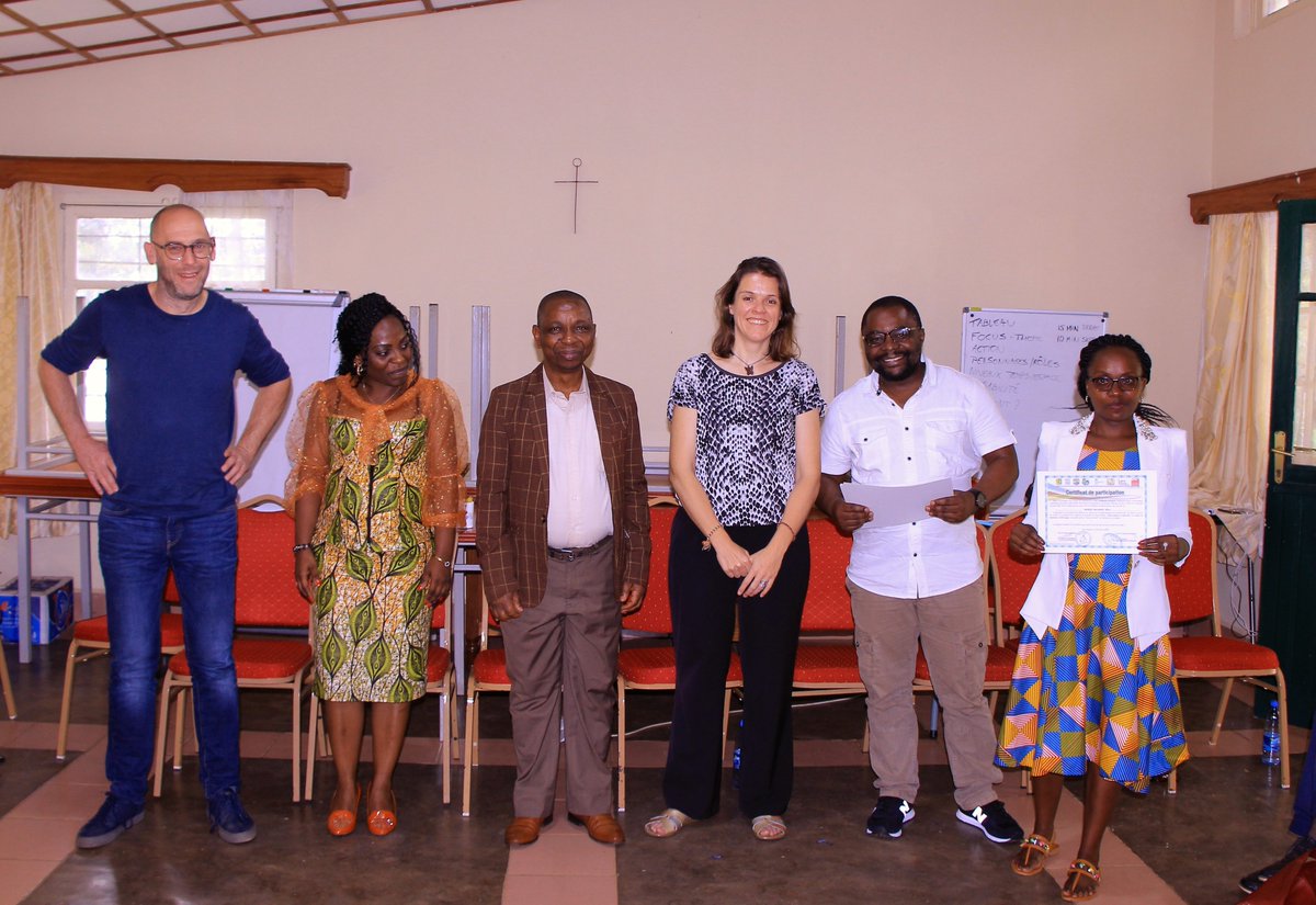 [#BukavuSession] Grand merci à la Bukavu team pour ces deux journées très fructueuses et conviviales. Les travaux autour de #BukavuSeries sont sanctionnés par la remise de brevets aux participants (accompagnateurs et formés)!