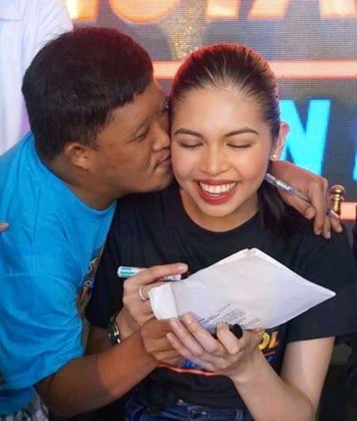 I LOVE THIS GURL SO MUCH 😘😘😘 KAYA NGA EHHH KAHIT BATA OR MATANDA LOVE KA KASI NAPAKABAIT MO NA TAO KAYA NANDITO PARIN AKO HINDI SUMUSUKO KAHIT ANO PANG HANASH DYAN 😘😘😘ALDUB YOU BOTH OF YOU NI PAPS 😇😇😇GOD  BLESSED🙏🙏🙏🙏🙏
#ALDUBTrustGod