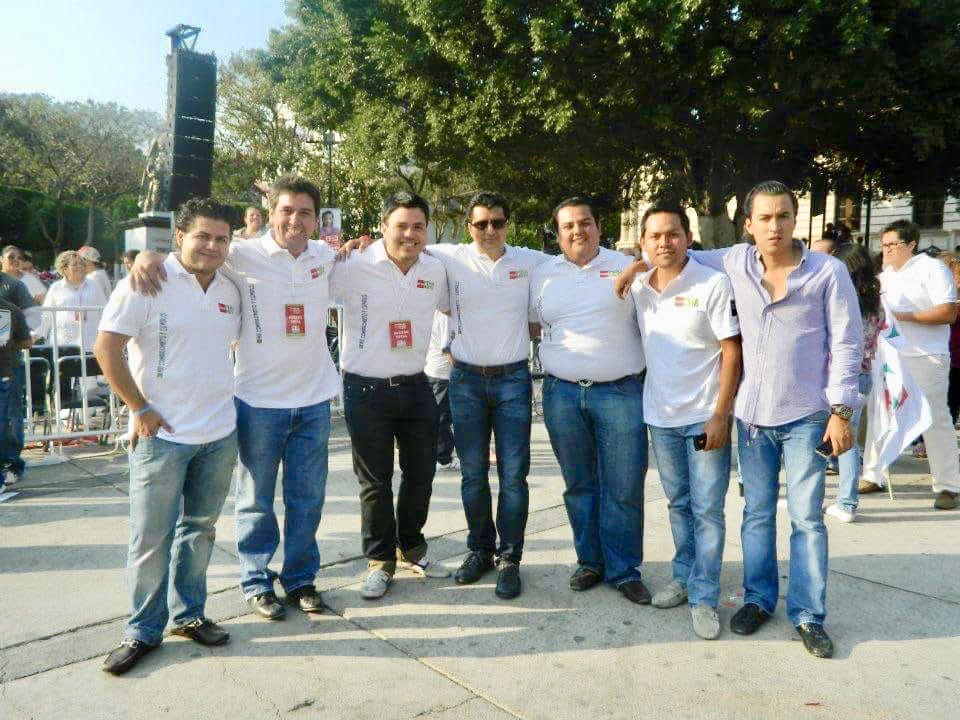 soto_arma's tweet photo. Abrazo con cariño a nuestro estimado ⁦@macara1322⁩ en su Cumpleaños: Felicidades!!! https://t.co/0aB14h2nio