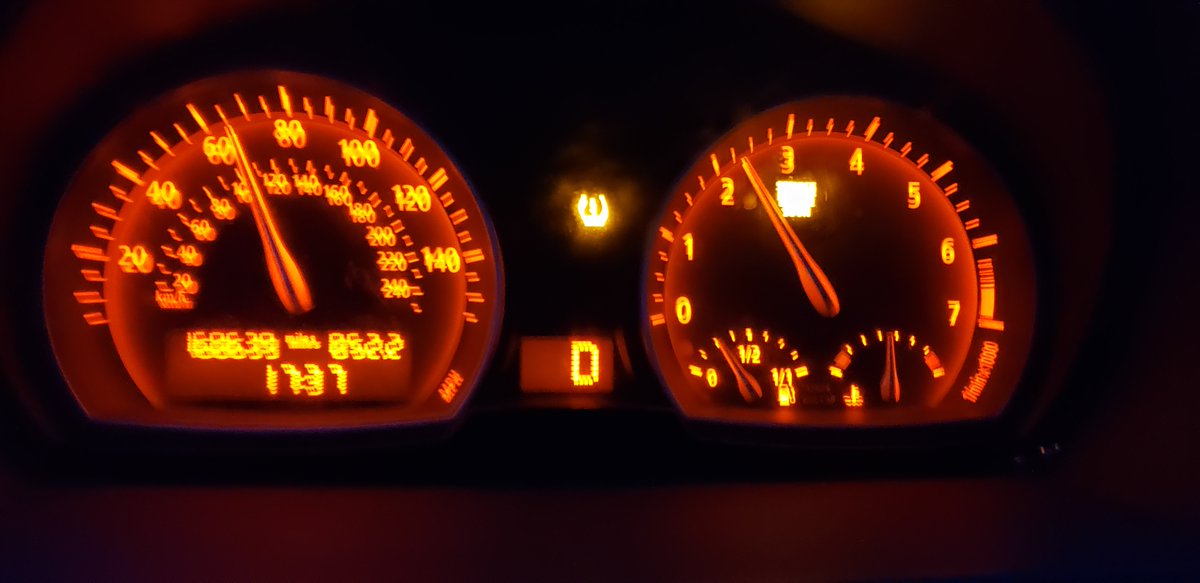 BavMotorsport's tweet image. When two dash lights come on at the same time and your vision starts to blurrr.... #tirelight #servicelight #maintenance #BMW #BMWx3
