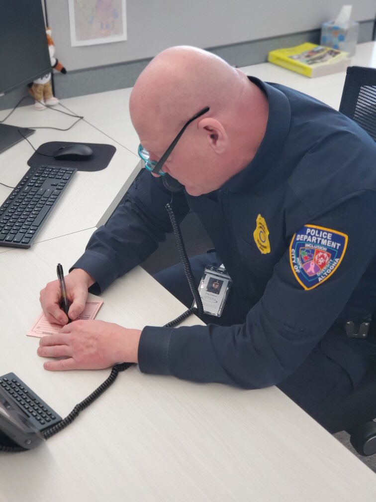 LtWilson252's tweet photo. Our Records Clerk has a 5 MO baby at home &amp; needed to pump 🤱. @apdstallman took time out of his day to answer the ☎️ while she went to the Wellness Room. Mad props to Chief for encouraging a healthy #postpartum! #servantleadership https://t.co/xhq2O3FX8z