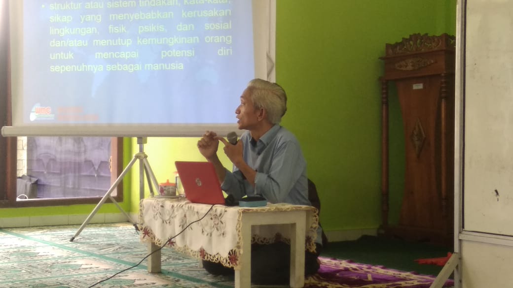 PonpesBesongo's tweet photo. [[RESOLUSI KONFLIK]]
Bersama Pembicara pak Fauzan Hidayatullah, M. Si. dan bu Masrohatun
 .
"Dengan kedalaman ilmu agama &amp; banyaknya pengetahuan akan membuat kita dewasa dan bijak menghadapi perbedaan dan konflik yang ada" -Pak Fauzan Hidayatullah, M. si.
#pascalib2020
#pesantren https://t.co/umVnID5bqZ