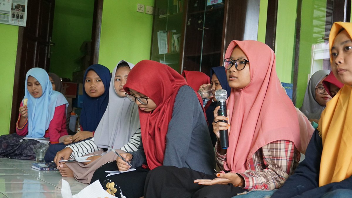 PonpesBesongo's tweet photo. [[RESOLUSI KONFLIK]]
Bersama Pembicara pak Fauzan Hidayatullah, M. Si. dan bu Masrohatun
 .
"Dengan kedalaman ilmu agama &amp; banyaknya pengetahuan akan membuat kita dewasa dan bijak menghadapi perbedaan dan konflik yang ada" -Pak Fauzan Hidayatullah, M. si.
#pascalib2020
#pesantren https://t.co/umVnID5bqZ