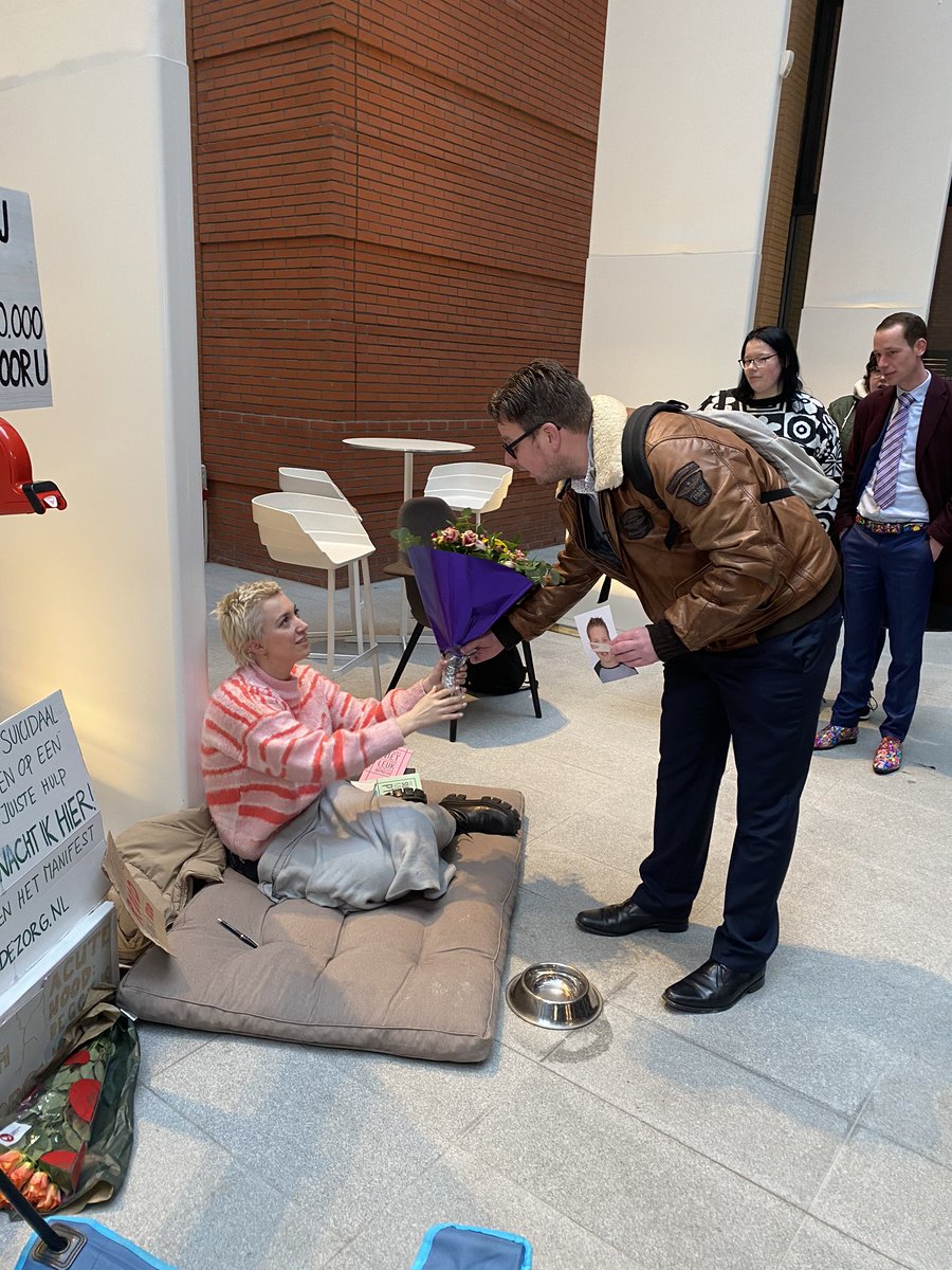 Zit ik hier gewoon te janken. De ouders van de kinderen die verblijven in de Hoenderloo groep kwamen net langs. Het debat over de instelling, die gaat sluiten, begint nu. De 200 kinderen hebben nog geen plek. En niemand doet iets. Hoe dan.