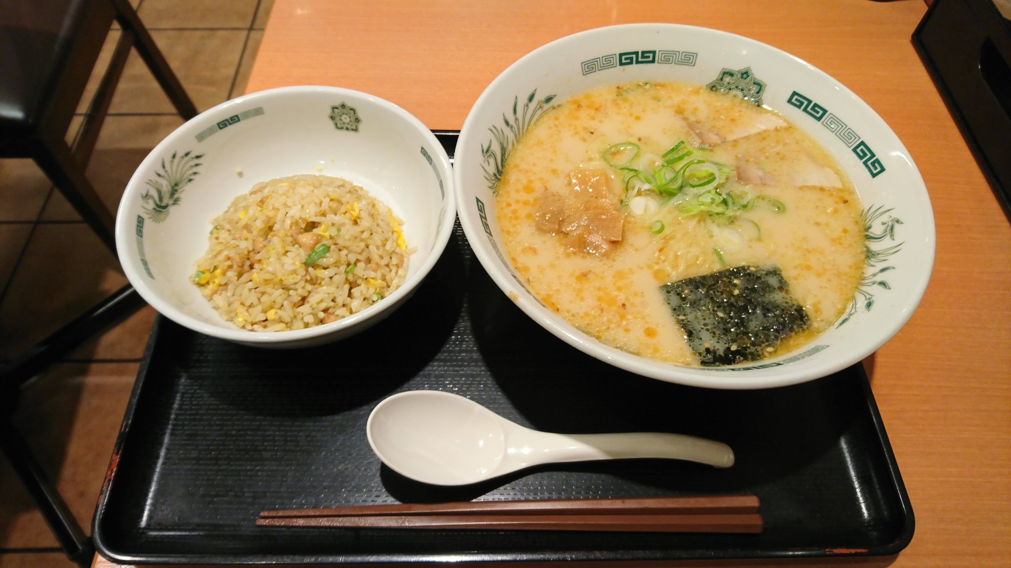 くに Sur Twitter 〆まーす ﾟ ﾟ ﾉｼ 半チャーハンセット とんこつラーメン モリモリサービス券使用 麺大盛り マイルドクリーミーな豚骨スープにちゅるモチ中華麺 つまりは 最高である 日高屋 とんこつラーメン 豚骨ラーメン 半チャーハン 上福岡 上福岡